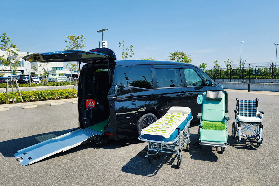ケアタクシーヤマヨの介護車両「ヴォクシー」と移送器材